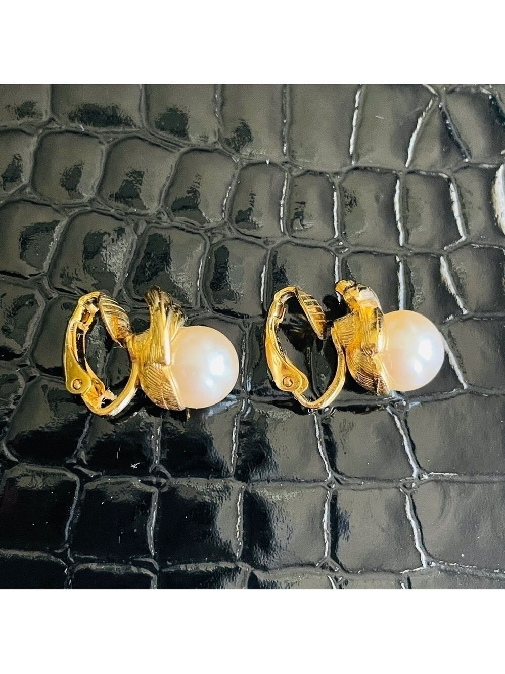 Vintage RICHELIEU Dainty Faux Pearl Gold Tone Swirl Clip On Retro Earrin… - Picture 5 of 15
